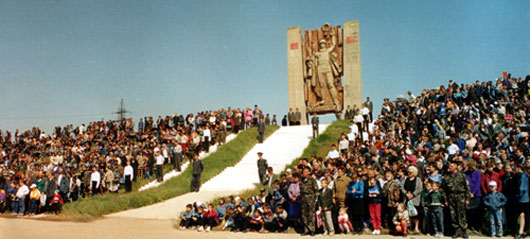 Празднование дня победы 9 мая 2004 года на Перекопском валу. Памятник Три штурма Перекопа